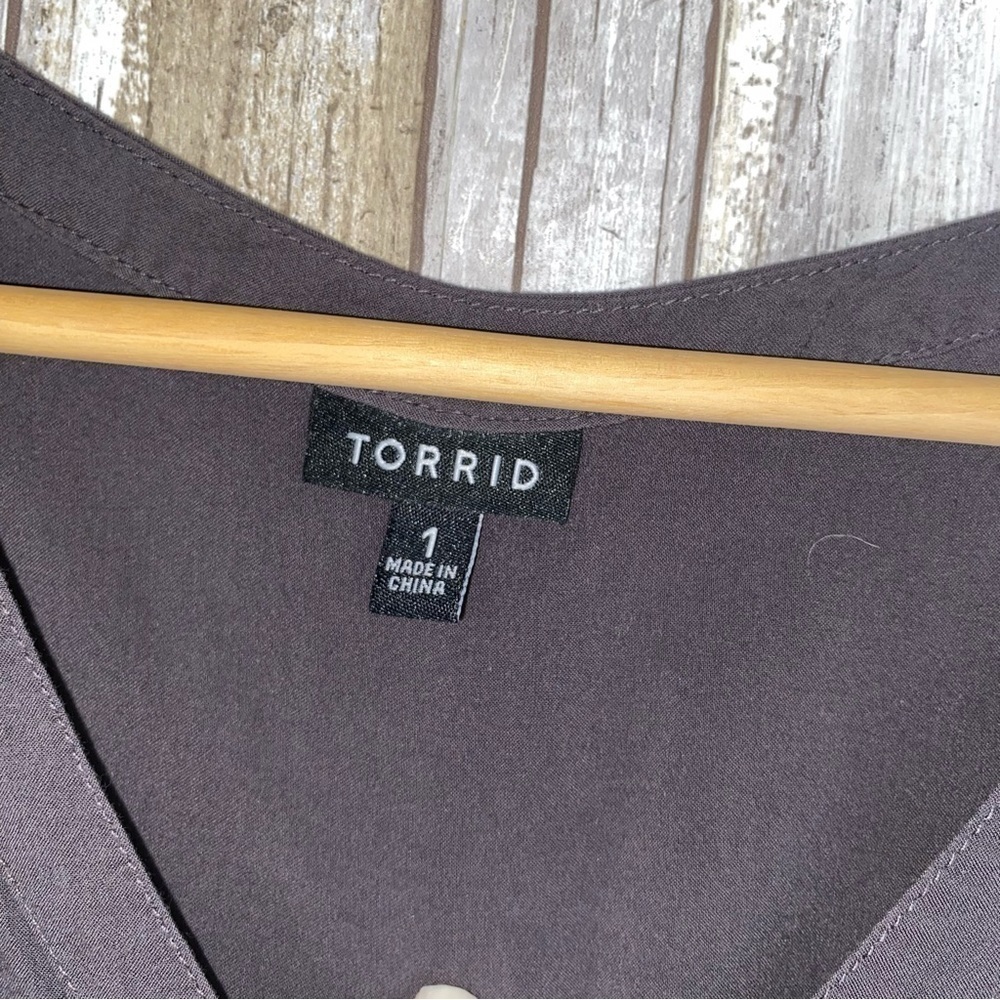 Torrid 1X Dark Gray Button Down Blouse | Plus Size Rayon V Neck Casual Top - Picture 6 of 6